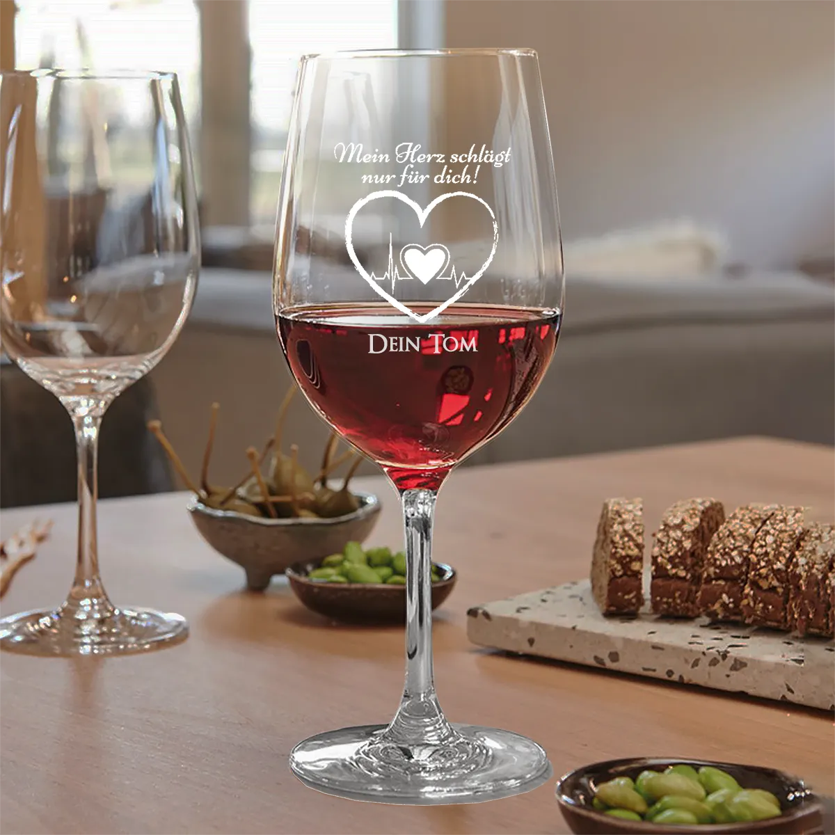 Rotweinglas mit Herz und Gravur