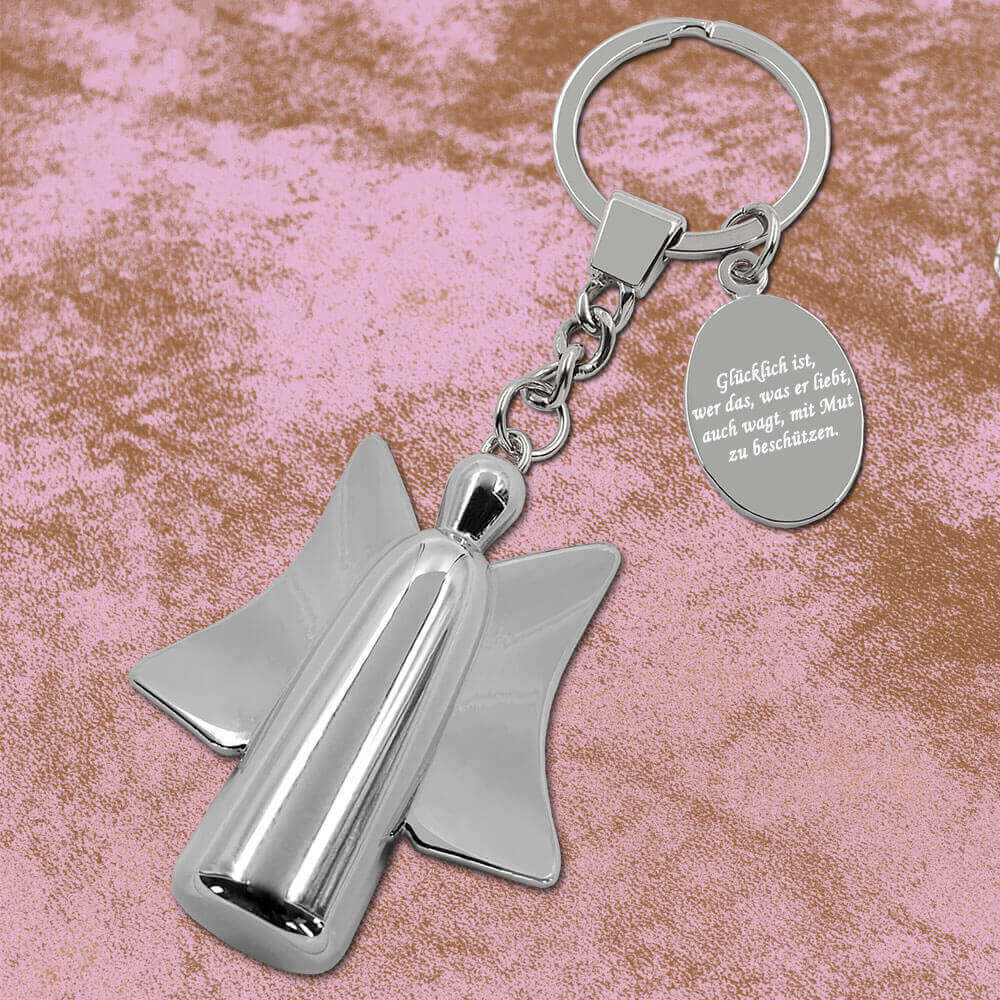 Beschützer Schlüsselanhänger mit Wunschtext personalisiert auf Lederunterlage