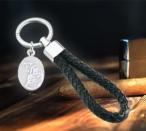 Schlüsselanhänger mit Lederband  und Gravur für Männer Produkt Teaser