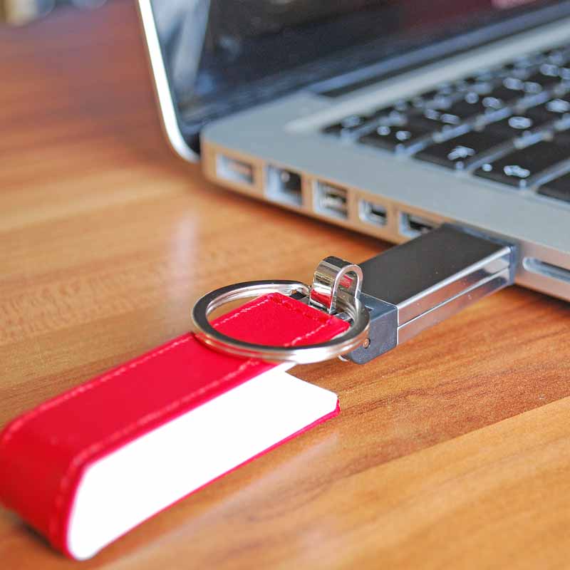 roter USB Stick mit Lederemitat an MacBook